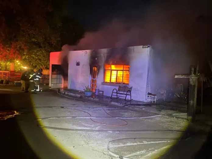 Incendio consume vivienda en Nueva Rosita