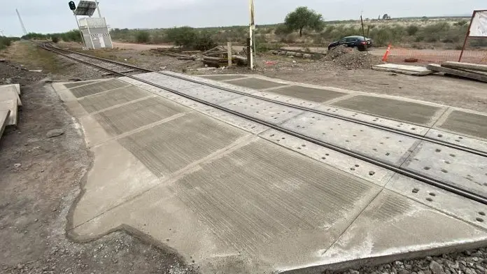 Continúan reparaciones en cruce ferroviario de Barroterán en Múzquiz; piden usar rutas alternas y manejar con precaución.