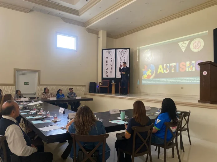 Imparten conferencia en Acuña para orientar a padres de niños con autismo