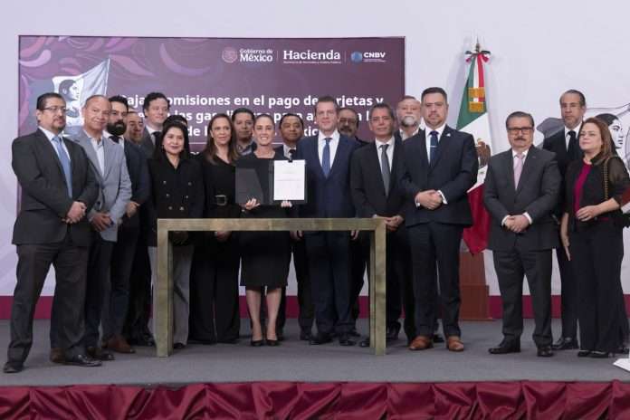 El objetivo es apoyar la economía de las familias mexicanas: Claudia Sheinbaum firma acuerdo para reducir comisiones en pagos de gasolina y diésel con tarjetas y vales en gasolineras
