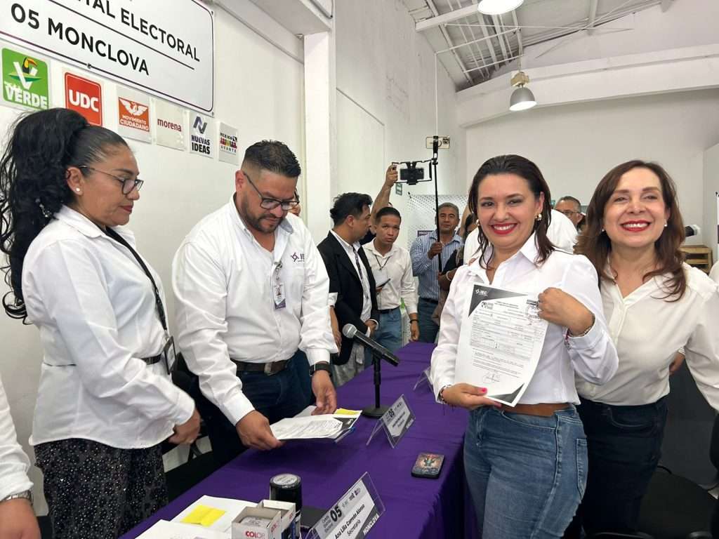 Esra Cavazos se registra como candidata del distrito 05 ante el IEC en Monclova