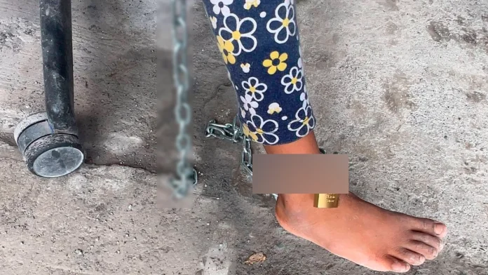 Estaban encadenadas de los pies