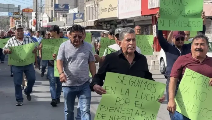 Manifestación de trabajadores de AHMSA en Monclova exigiendo pagos