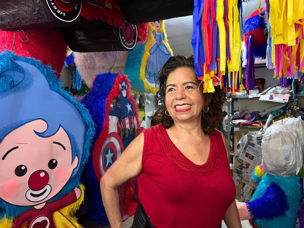 Payasos, princesas, superhéroes y K-pop dominan las piñatas este Día del Niño