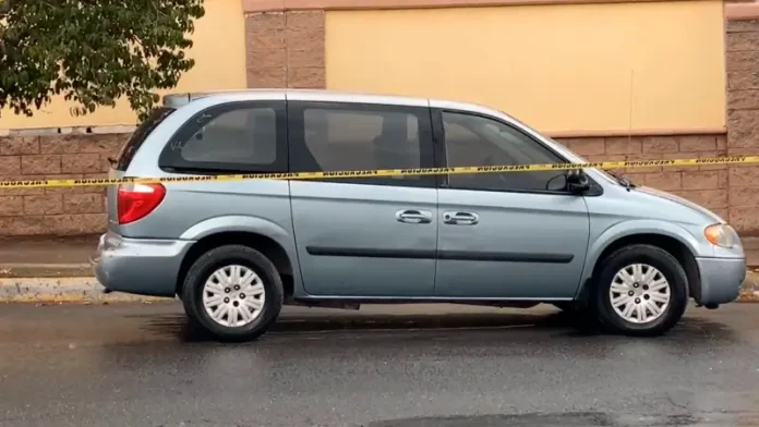 Persona sin vida en camioneta