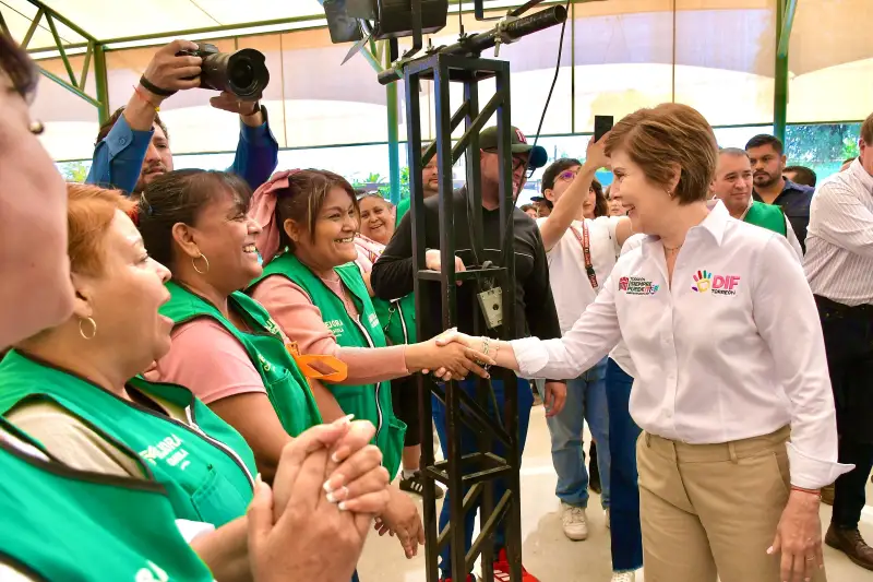 Román Cepeda entrega techumbre en el ejido La Palma