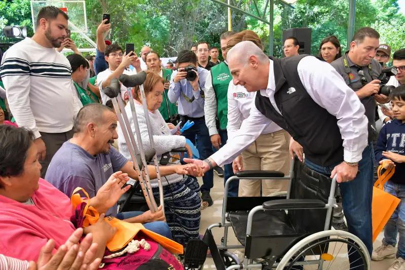 Román Cepeda entrega techumbre en el ejido La Palma