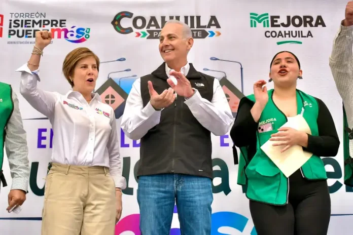 Román Cepeda entrega techumbre en el ejido La Palma