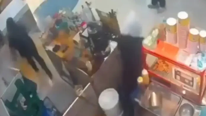 Trabajadora agrede a compañera