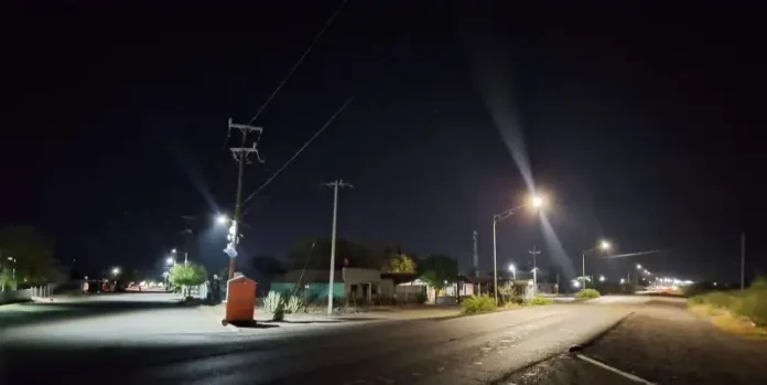 Iluminación LED transforma la avenida Mineros en Barroterán, mejorando la seguridad y calidad de vida en Múzquiz.