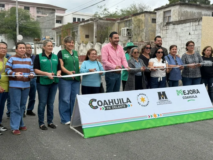 Entrega Carlos Villarreal obra de pavimentación de la calle Puebla en la colonia Guadalupe
