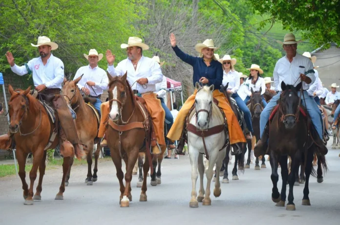 Cientos de cabalgantes participaron en la Cabalgata Múzquiz 2026, reafirmando la tradición ganadera y el turismo en Coahuila.