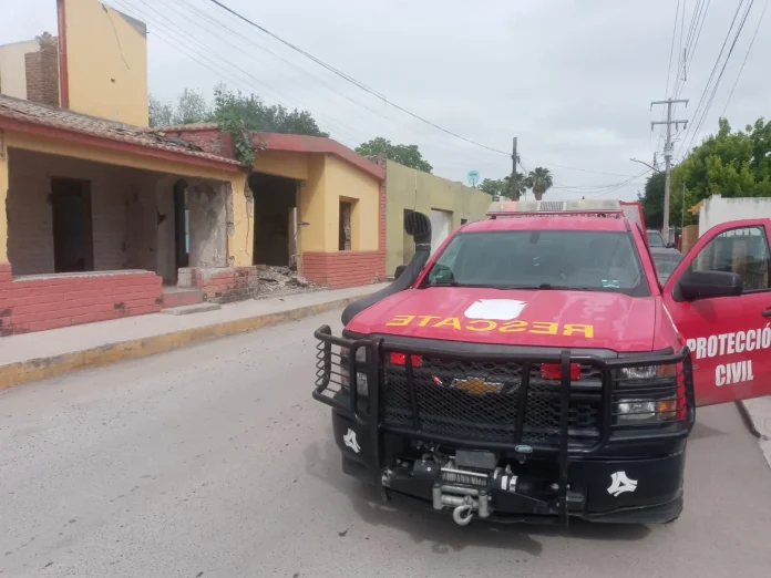 Movilización en Múzquiz por incendio en vivienda abandonada del barrio El Aguacate; autoridades descartan riesgos mayores.