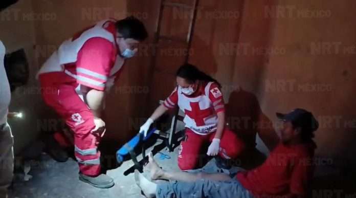Hombre cae de escalera en el centro de Múzquiz mientras trabajaba; fue atendido por Cruz Roja con fractura en el tobillo.