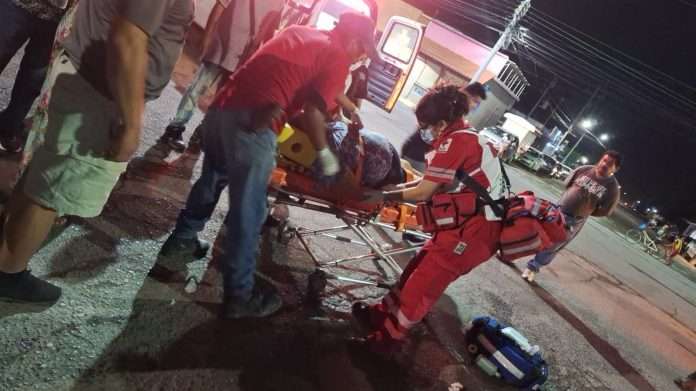 Mujer de 68 años resulta lesionada tras ser atropellada por su nieta en la plaza principal de Palaú.