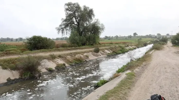 Impulsan mantenimiento de canales de riego para beneficiar al campo