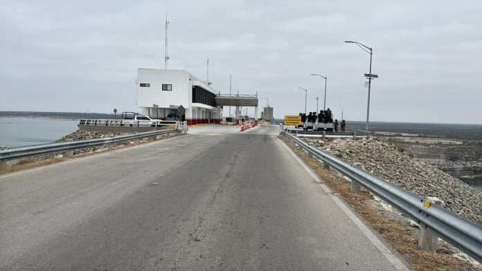 Anuncian cierre temporal del cruce internacional por la Presa de la Amistad
