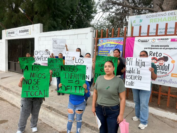 Toman padres de familia primaria “Niños Héroes” por presunto caso contra menor
