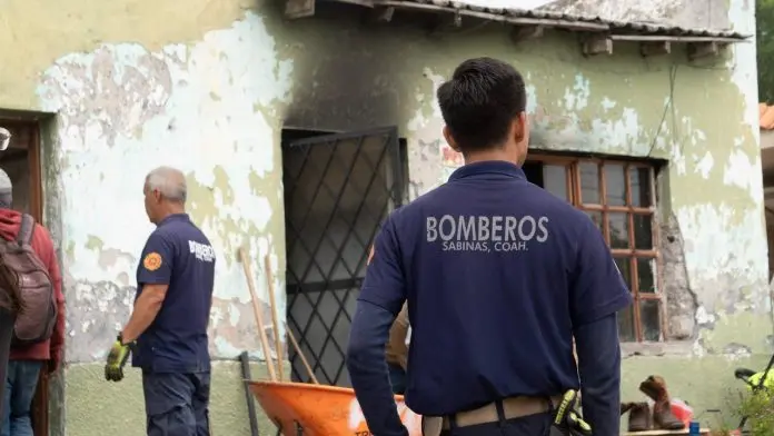 Atiende bomberos y Protección Civil incendio en avenida Benito Juárez