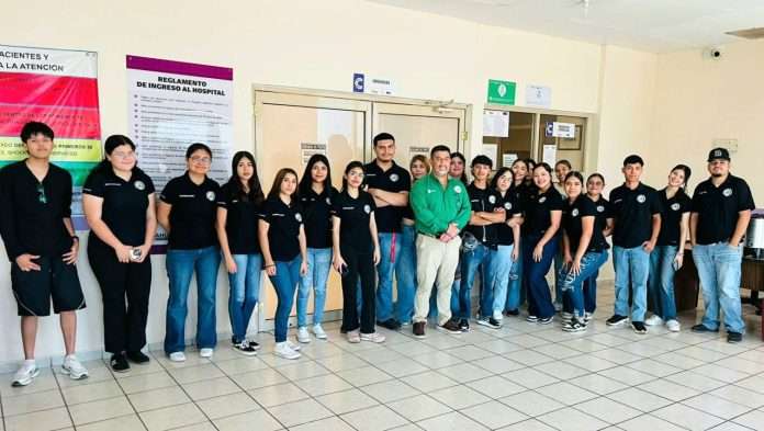 Alumnos de Ingeniería en Gestión Empresarial del TecNM Campus Múzquiz entregaron alimentos y acompañamiento a familiares de pacientes en el Hospital General.