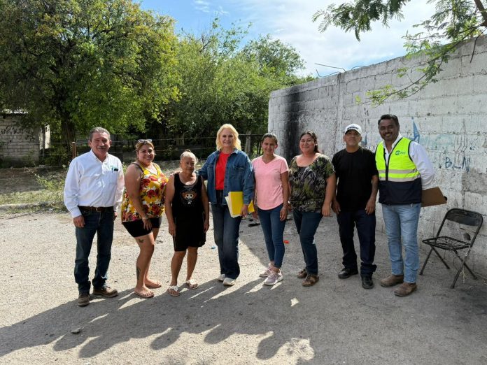 El Gobierno Municipal de Múzquiz y personal de SIMARC supervisaron trabajos de reparación de tubería de agua en la colonia La Nogalera para mejorar los servicios básicos.