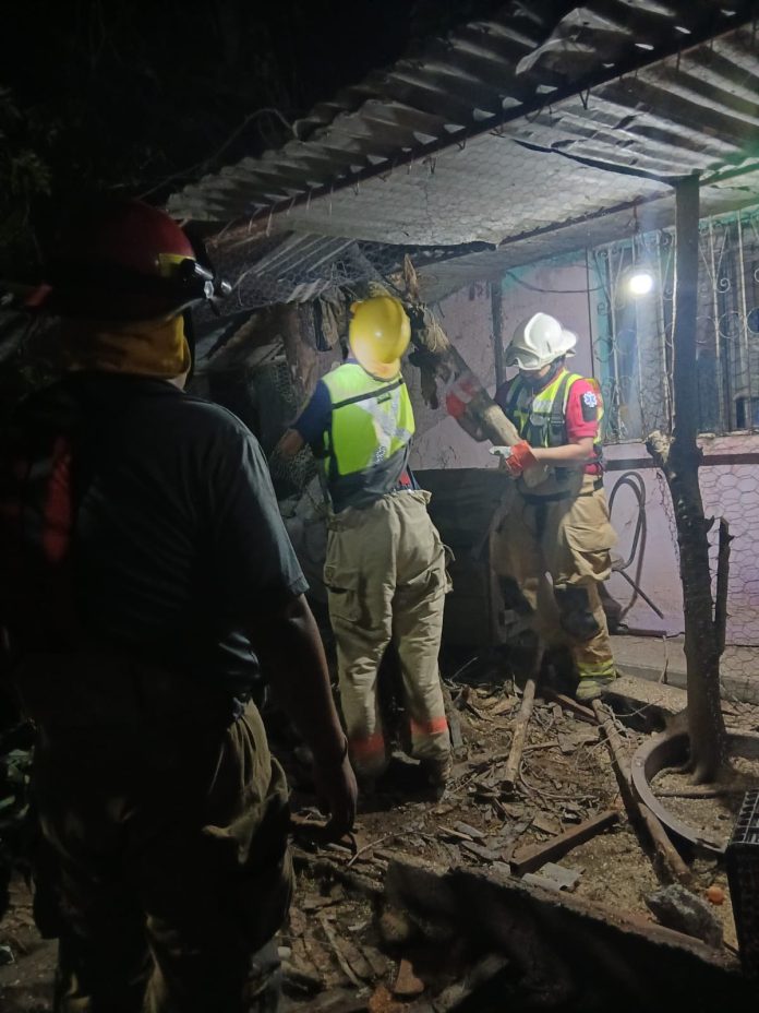 Bomberos Voluntarios de Barroterán atendieron el reporte de un árbol caído en un domicilio de la comunidad, derivado de los fuertes vientos registrados en la región.