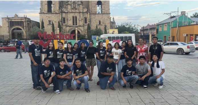 Alumnos de tercer grado de la Secundaria Agustín Terrazas Menchaca realizaron con éxito el Tercer Corredor Gastronómico en la plaza principal de Múzquiz, promoviendo la gastronomía mexicana y el aprendizaje práctico.