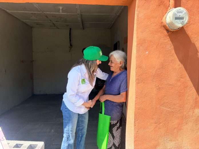 Comparte Alhira Reséndiz su proyecto con habitantes de la Villa de Agujita