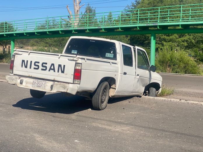 Dormita al volante y termina impactado contra puente en San Juan