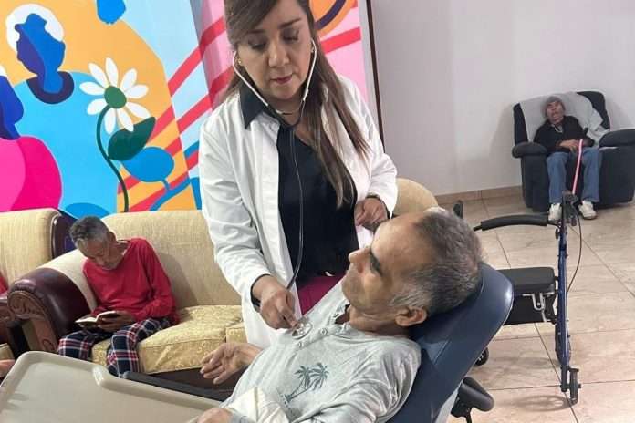 Refuerza DIF atención médica para adultos mayores en residencia municipal