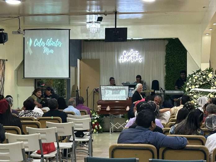 Entre aplausos y consternación despiden a hombre fallecido en anexo de Monclova