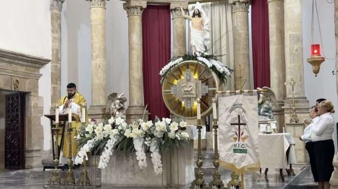 Párroco Francisco Isaac Cortés llama a fortalecer la fe en misa dominical