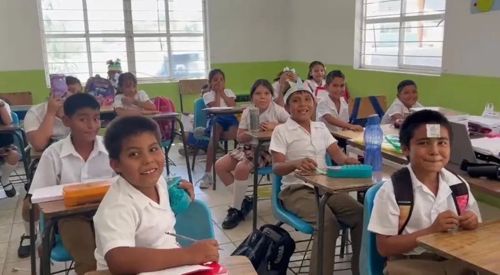"Los alumnos necesitan mucho amor”: Maestra reflexiona sobre la vocación docente en su día