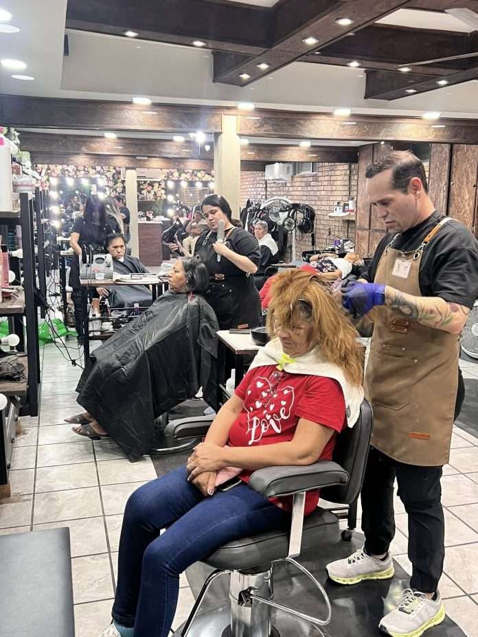 Realizan jornada de cambio de imagen y convivencia para adultas mayores