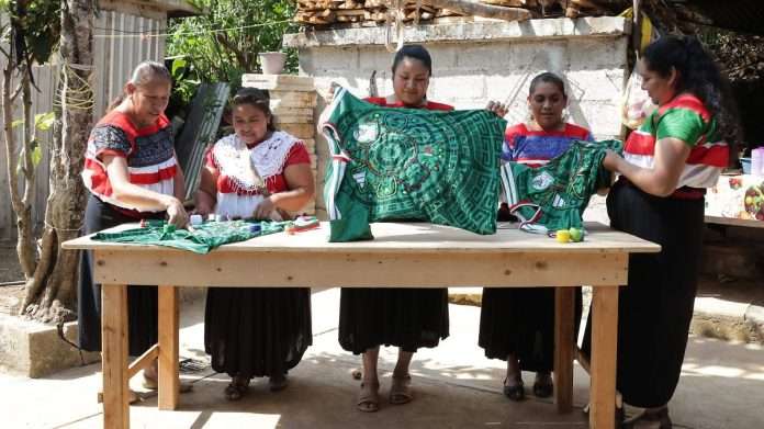 El futbol también se teje a mano México crea el primer jersey bordado por artesanas