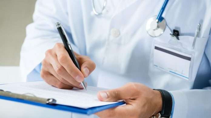 Médico de 70 años es detenido