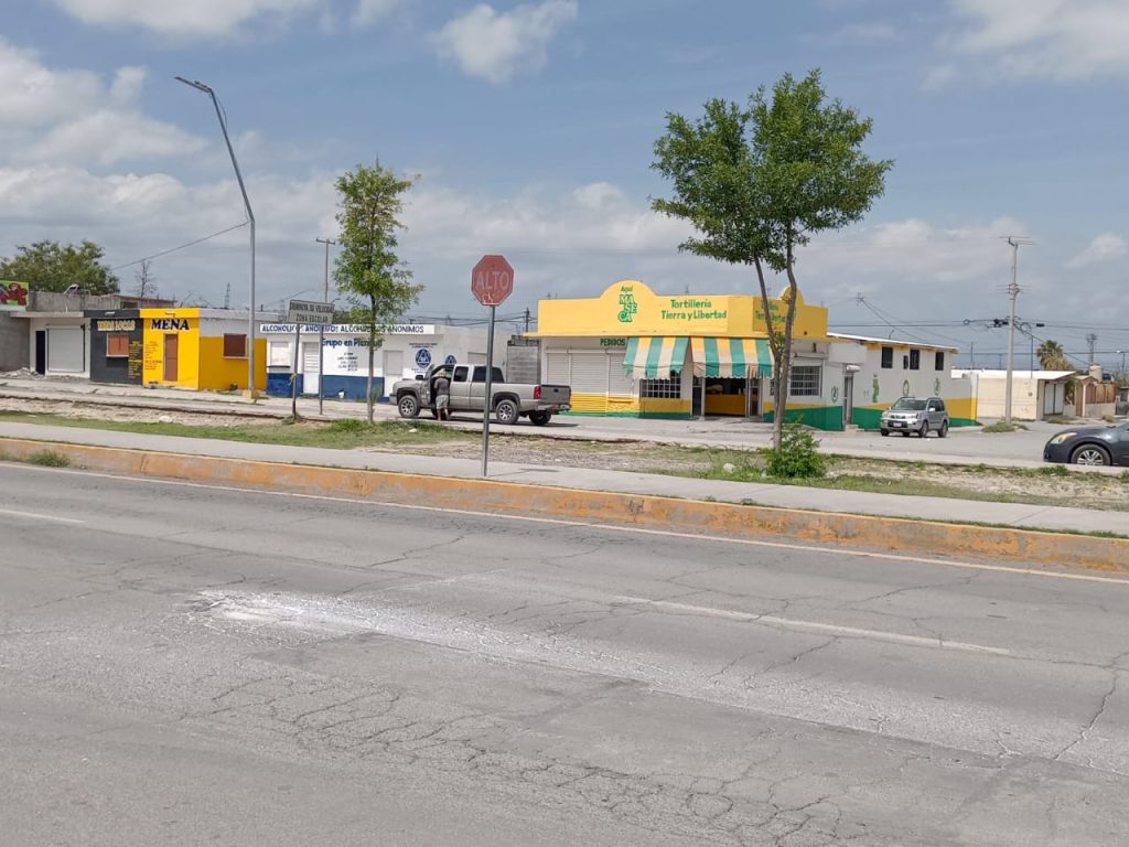 Un carrito rojo y un yogurt: el altar que recuerda al niño atropellado anoche en Las Torres