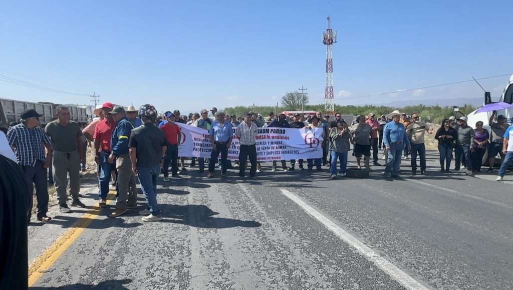 Ex trabajadores de AHMSA en protesta pacífica en Coahuila