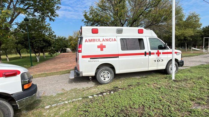 Un menor de edad resultó lesionado tras sufrir una caída en uno de los toboganes del parque recreativo La Cascada en Múzquiz. Fue atendido por cuerpos de emergencia y trasladado a un hospital.
