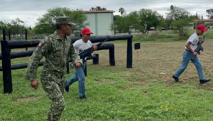 Inauguran pista “Paso del Combatiente” en el 14° Regimiento de Caballería Motorizada en Múzquiz, fortaleciendo el adiestramiento del Servicio Militar Nacional.
