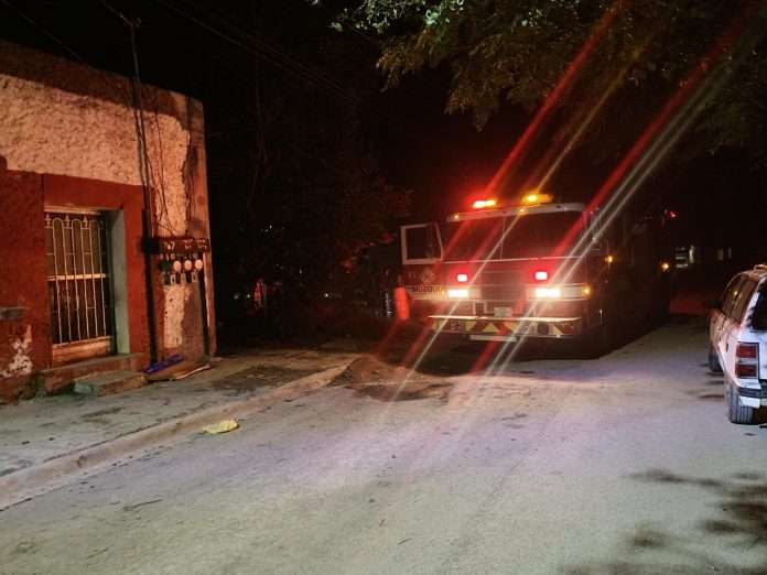Incendio en vivienda del barrio La Piedra en Múzquiz moviliza a bomberos; no hubo personas lesionadas.