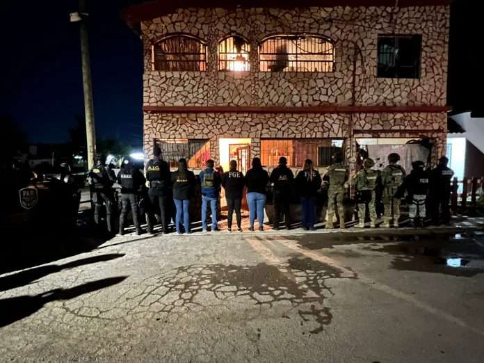 Detienen a hombre por presuntos nexos con narcóticos en Múzquiz tras cateo en la colonia Nogalera.