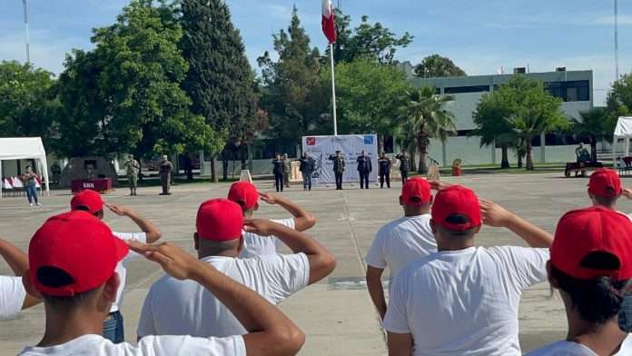 Realizan ceremonia de toma de protesta de bandera del Servicio Militar Nacional en Múzquiz con participación de jóvenes conscriptos.