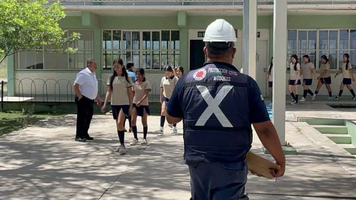 Más de 700 personas participan en simulacro nacional de Protección Civil en secundaria de Múzquiz con evacuación exitosa.