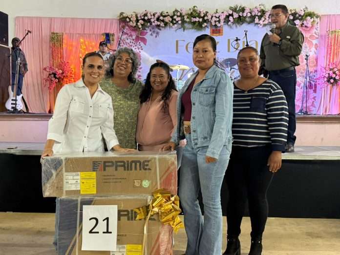 Cientos de madres celebraron su día en Villa de las Esperanzas durante el segundo festejo organizado por el Gobierno Municipal de Múzquiz.