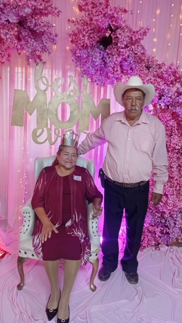 Más de un centenar de madres del Ejido Palaú disfrutaron de una emotiva celebración con música, baile, regalos y la coronación de Narcedalia López como reina del festejo.