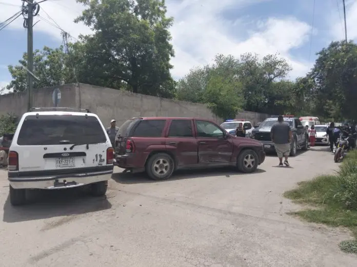 Accidente vial en Melchor Múzquiz movilizó a corporaciones de seguridad y paramédicos de Cruz Roja tras un choque entre dos camionetas en el cruce de Morelos y Jesús Pader.