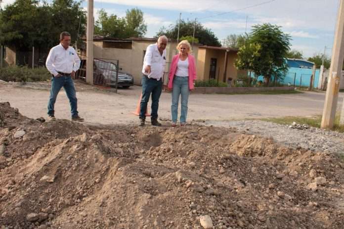 El Gobierno Municipal de Múzquiz supervisó los trabajos de instalación de la nueva red de agua potable en la colonia Buenos Aires para beneficiar a decenas de familias.