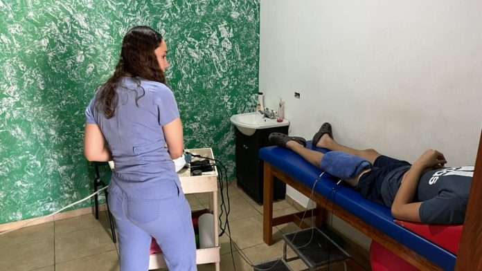 La Unidad Básica de Rehabilitación de Múzquiz ofrece terapias fisioterapéuticas accesibles para pacientes con EVC, parálisis facial, autismo, fracturas y otras condiciones de salud.