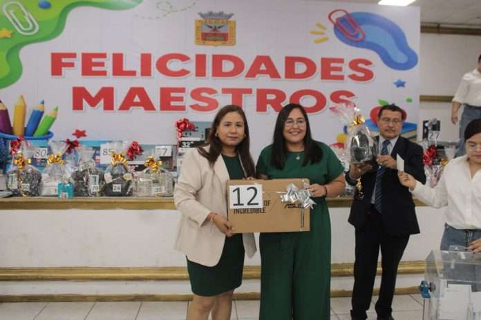 El Gobierno Municipal de Múzquiz celebró a maestras y maestros del municipio con un evento especial, espectáculo de comedia y rifa de regalos en reconocimiento a su labor educativa.